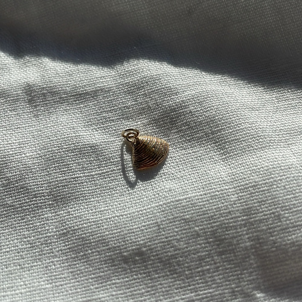 CATBIRD Clam Shell Charm NWT - Picture 3 of 4